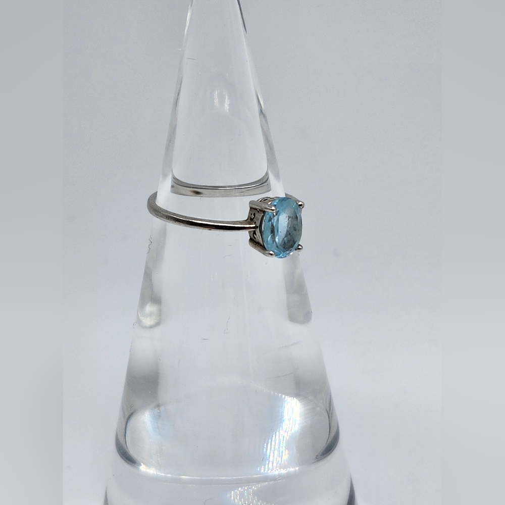 Sterling silver signed gorgeous blue Rhinestone ring size 9.